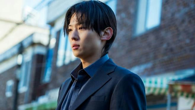 Lee Na‑eun The Defects acting criticismpeople' '' '' 'suit' 'building' 'serious' 'cityscape.