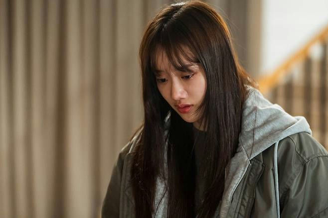 Lee Na‑eun The Defects acting criticismpeople' 'sad' 'indoor' 'jacket' 'long' 'hair.