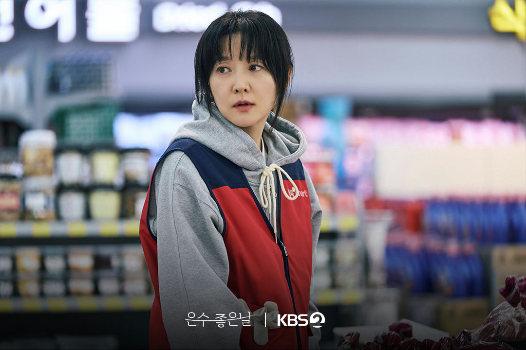 Lee Young-ae Walking on Thin Iceperson' '' '' 'supermarket' '' '' 'uniform' '' '' 'hoodie' '' '.