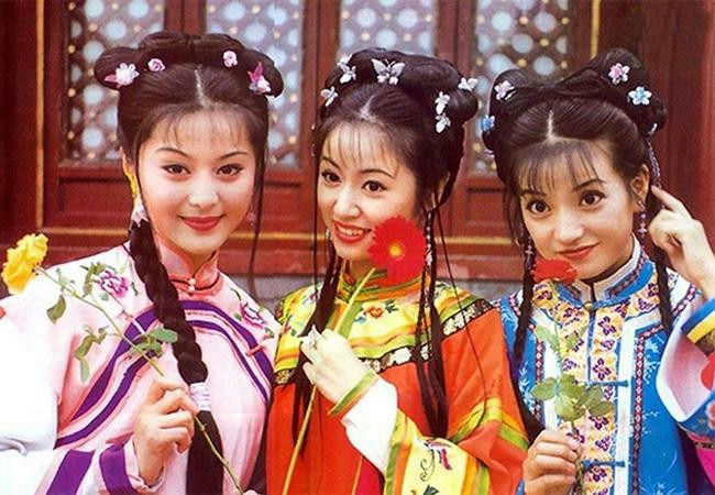 Zhao Wei vs Fan Bingbingthree' 'women' '' 'sian' 'flowers' 'hairstyle' 'traditional' 'clothes.