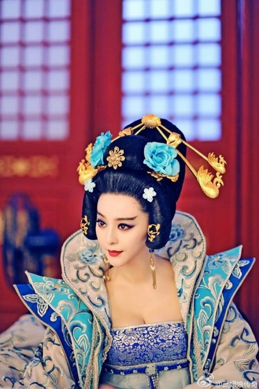 Chinese historical drama costume designwoman' 'chinese' 'hairstyle' 'floral' 'ornate.