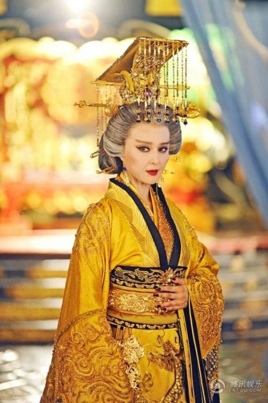 Chinese historical drama costume designperson' 'female' 'gold' 'headdress' 'robe.