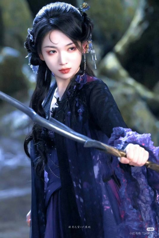 Chinese historical drama costume designperson' 'sword' 'traditionalclothing' 'makeup' 'hairaccessories.
