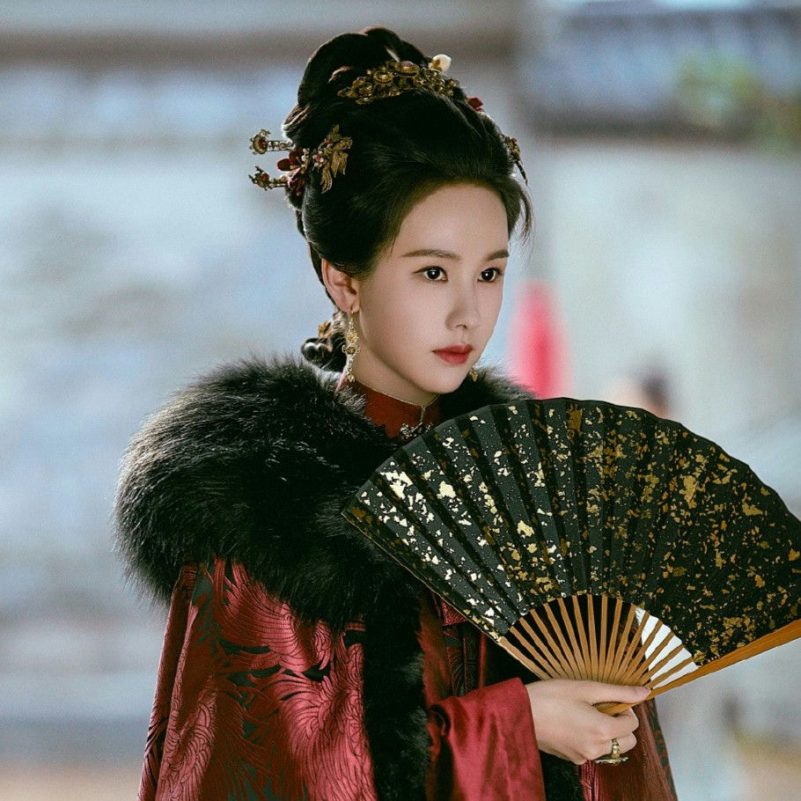Chinese historical drama costume designperson' 'woman' 'hanfu' 'fan' 'fur.