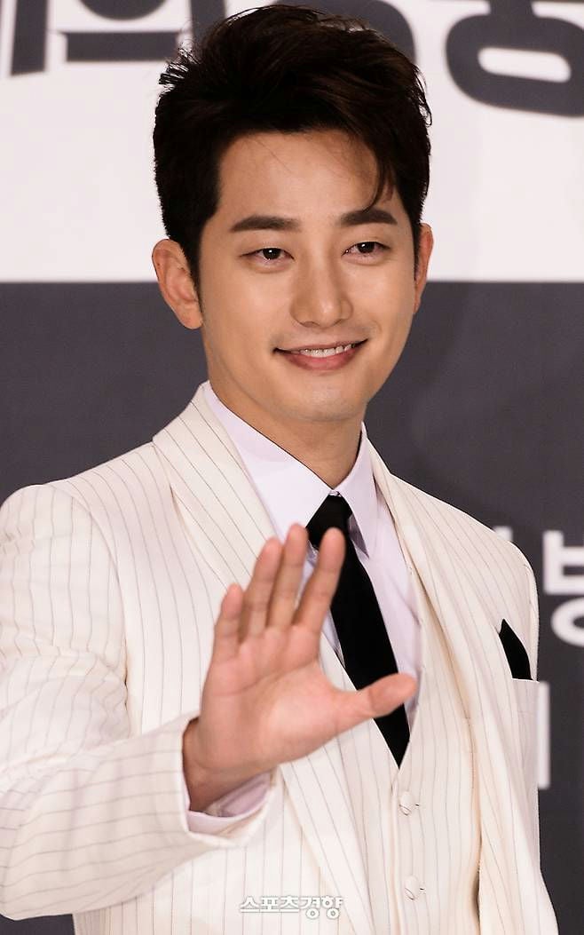 Park Si-hoo controversyman' '' 'miling' '' 'uit' '' 'aving' '' 'orean.