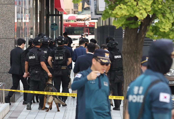 Shinsaegae bomb threat middle schoolerpeople' 'police' 'dog' 'caution' 'tape' 'uniform.