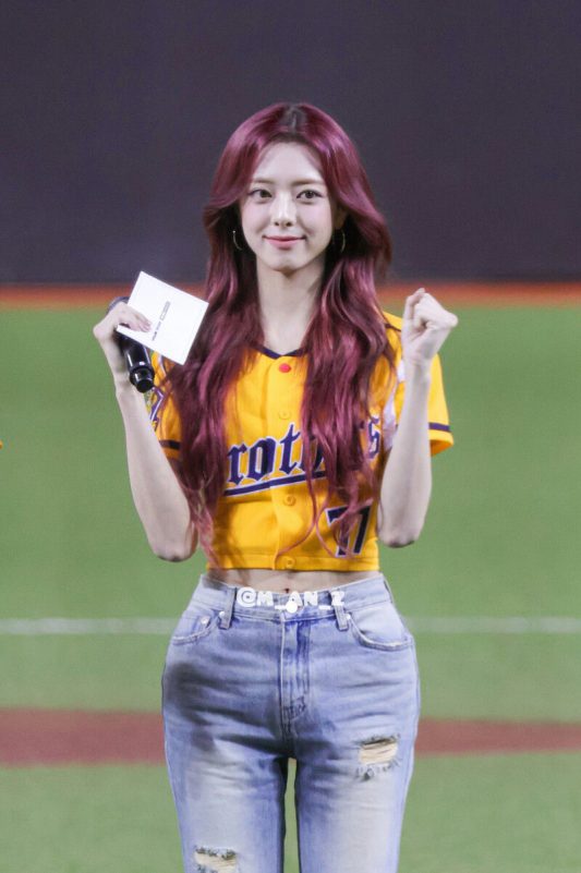 Yuna ITZY body controversyperson' 'woman' 'baseball' 'yellow' 'jeans' '' '.