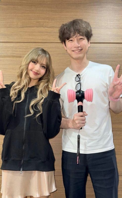 Lisa Sakaguchi Kentaro MV rumortwo' 'peace' 'blackpinklightstick' 'smiling' 'pose.
