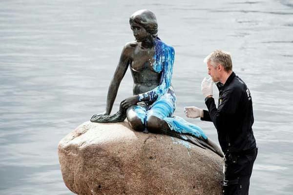 Denmark mermaid statue controversypeople' '' 'tatue' '' 'aint' '' 'leanup' '' 'andalism.