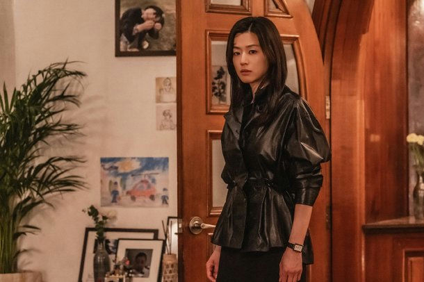 Jun Ji‑hyun Tempest stillsperson' 'woman' 'jacket' 'door' 'serious.