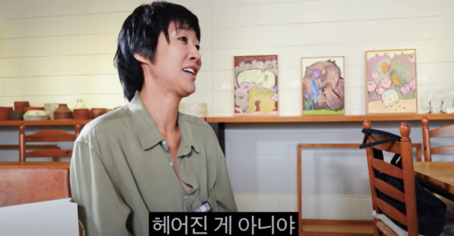 Hong Jin-kyung divorceperson' 'talking' 'art' 'furniture' 'indoor.