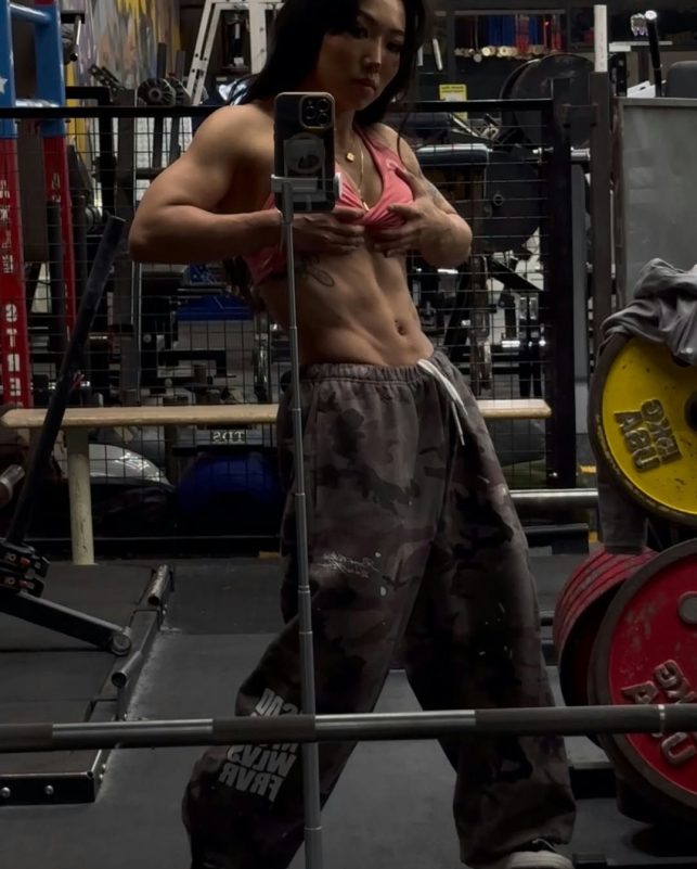 Hikaru Komiyama transformationperson' 'fitness' 'abs' 'gym' 'selfie.