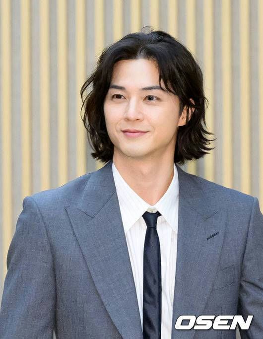 Kim Ji-hoon hiatusperson' '' 'sian' 'suit' 'hair' 'tie.