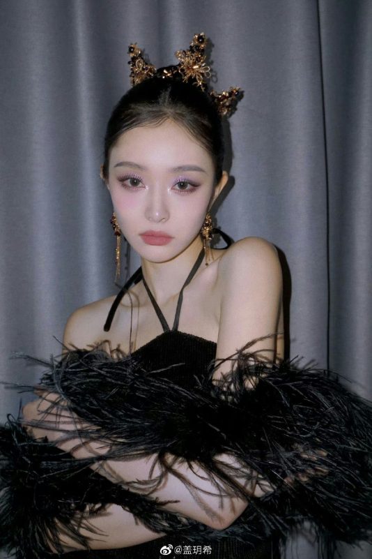 Feng Shaofeng scandalwoman' 'elegant' 'feather' 'jewelry' 'makeup.