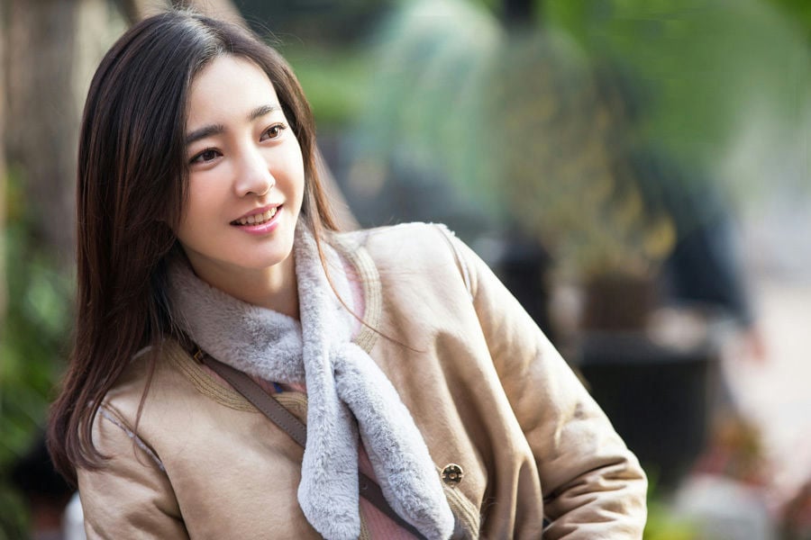 Chinese actresses career declineperson' 'woman' 'smiling' 'scarf' 'jacket.