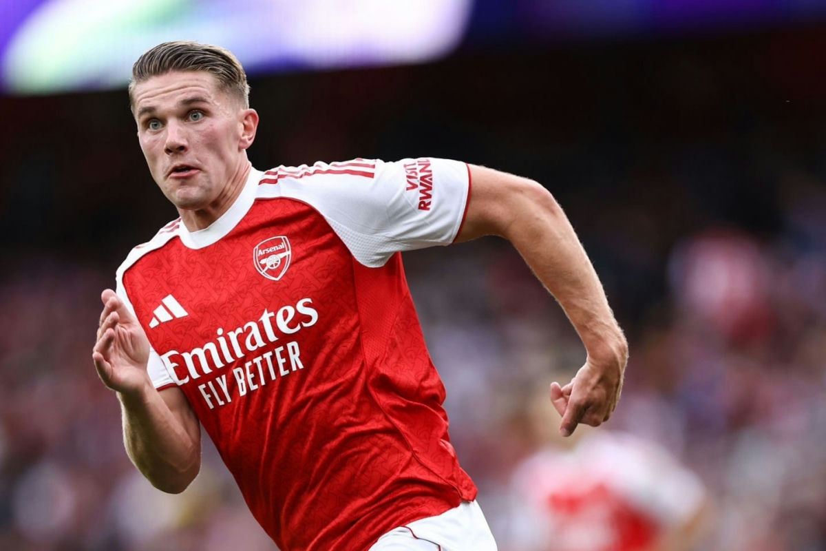 Gyokeres Arsenal fan reactionman' 'soccerplayer' 'jersey' 'red' 'field.