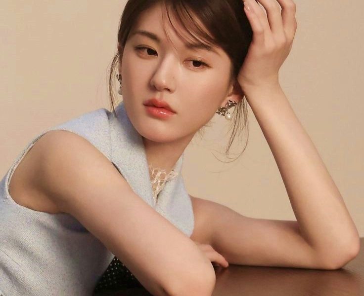 Zhao Lusi agency scandalwoman' 'table' 'earrings' 'sleeveless' 'pensive.