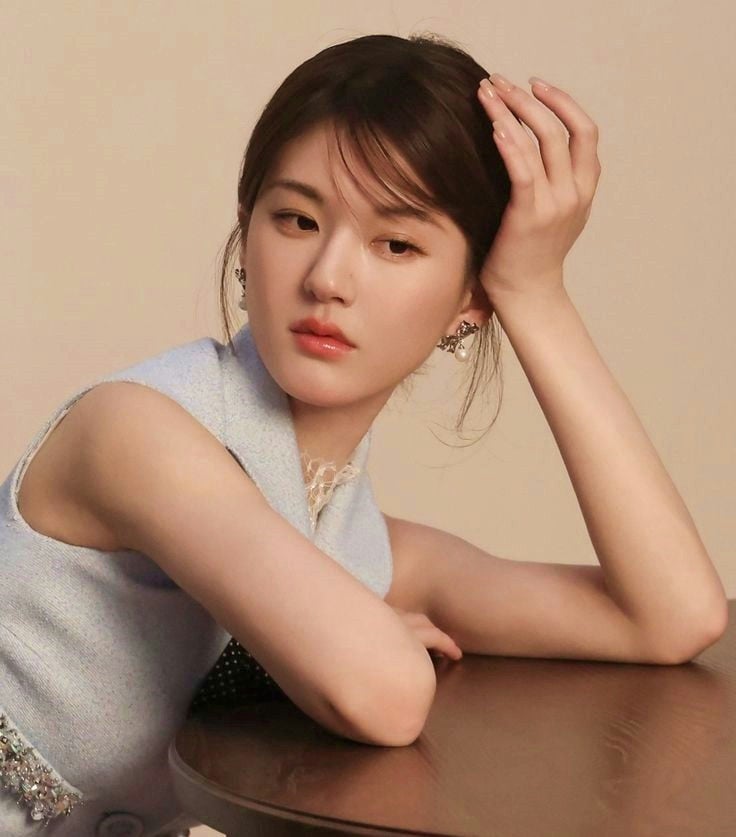 Zhao Lusi agency scandalwoman' 'table' 'earrings' 'sleeveless' 'pensive.