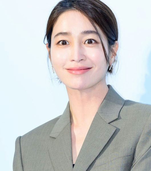 Lee Min-jung apology livestreamwoman' 'suit' 'smiling' 'portrait' 'earrings.
