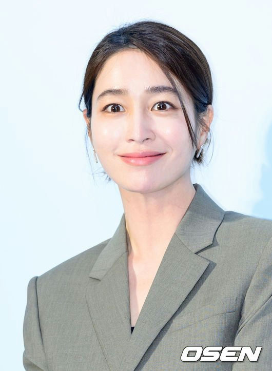 Lee Min-jung apology livestreamwoman' 'suit' 'smiling' 'portrait' 'earrings.