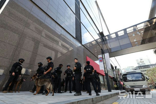 Shinsegae bomb threat prankpeople' 'police' 'dogs' 'urban' 'building.