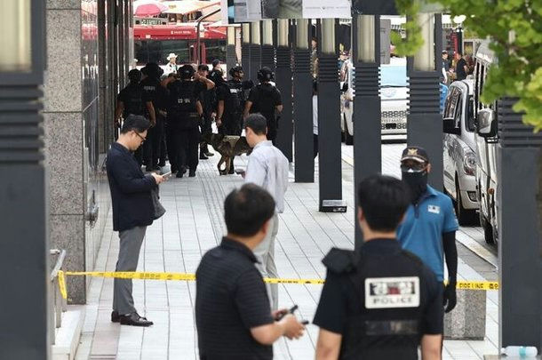 Shinsegae bomb threat prankpeople' '' 'olice' '' 'nvestigation' '' 'og' 'sidewalk' '' 'ape.