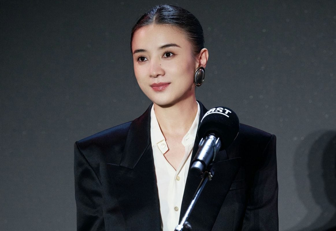 Chinese actresses who carry a dramaperson' 'woman' 'microphone' 'suit' 'earring.