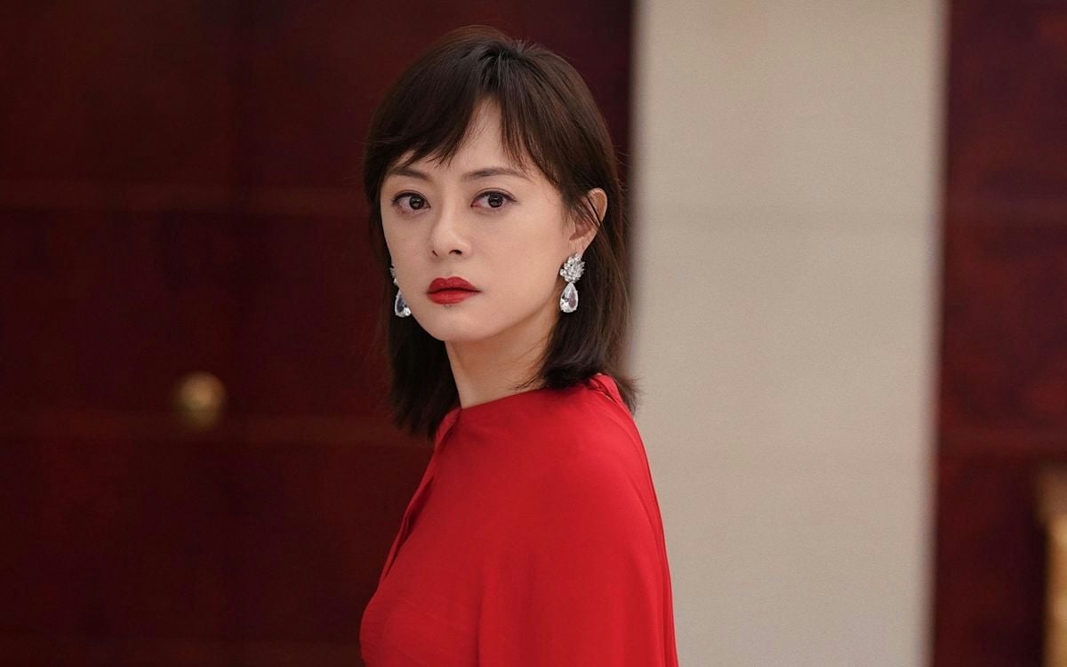 Chinese actresses who carry a dramapeople' 'woman' 'redlips' 'earrings' 'reddress' 'dress.