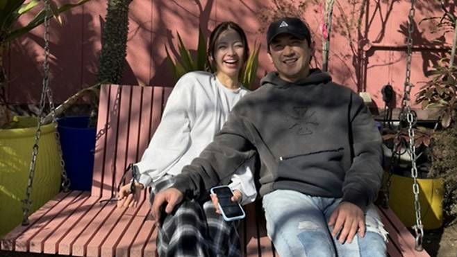 Lee Min-woo marriage announcementtwo' 'smiling' 'swing' 'casual' 'happy.