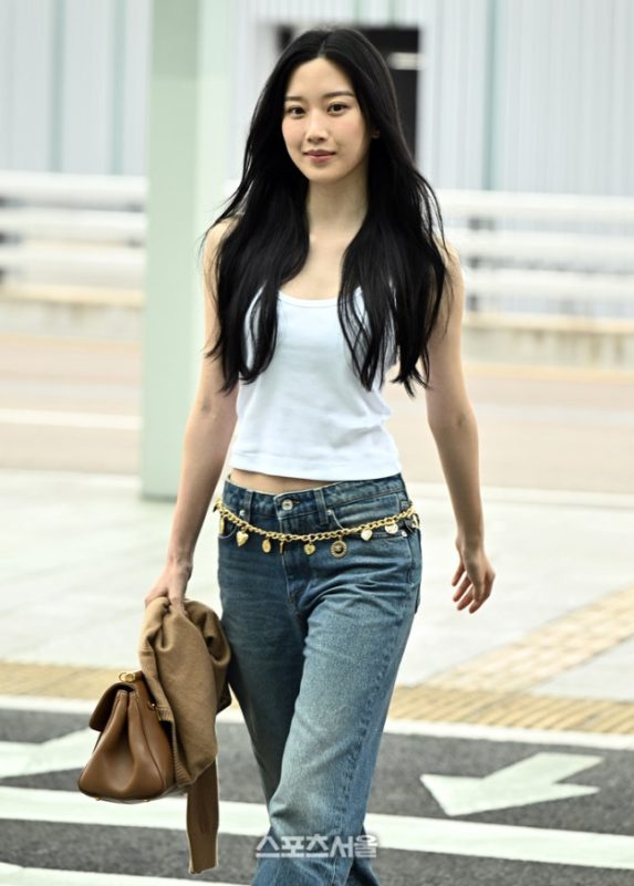 Law and the City Moon Ga-young airport fashionwoman' 'tanktop' 'jeans' 'handbag.