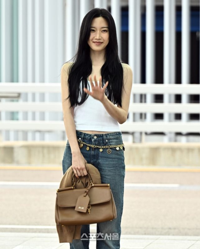 Law and the City Moon Ga-young airport fashionwoman' 'waving' 'handbag' 'jeans.