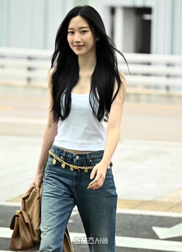 Law and the City Moon Ga-young airport fashionwoman' 'tanktop' 'jeans' 'goldchain.