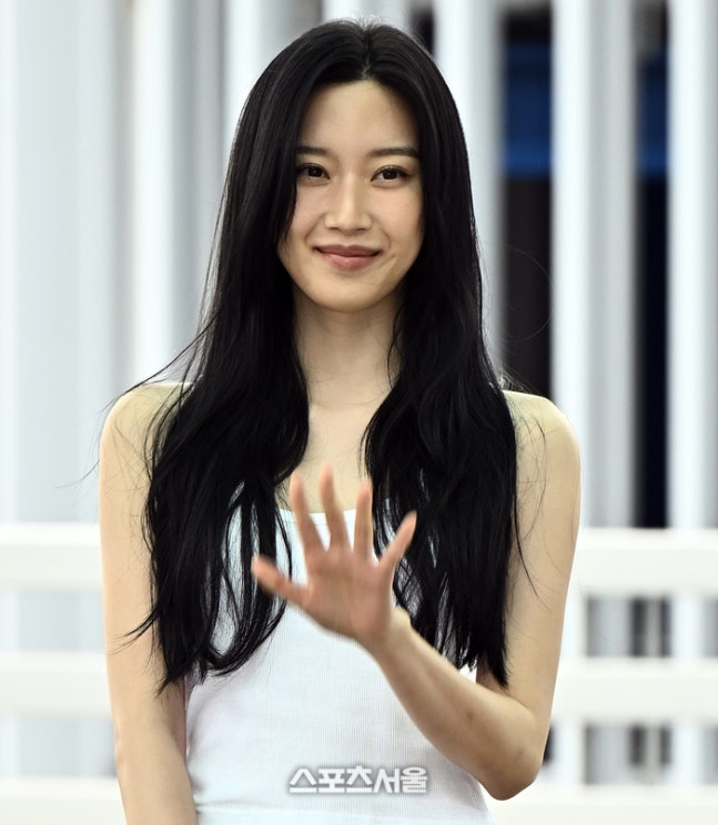 Law and the City Moon Ga-young airport fashionwoman' 'waving' 'black' 'air' 'white' 'hirt.
