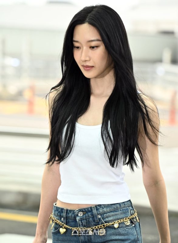 Law and the City Moon Ga-young airport fashionwoman' 'blackhair' 'tanktop' 'jeans.