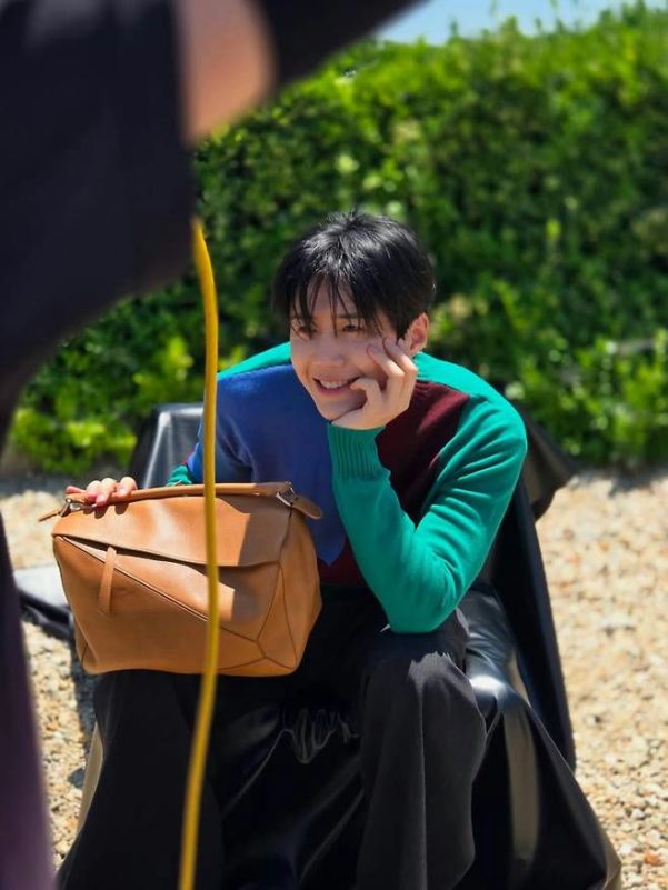 Kim Seon-ho ahead of romance with Go Youn-jungpeople' 'smiling' 'bag' 'sweater' 'leather.