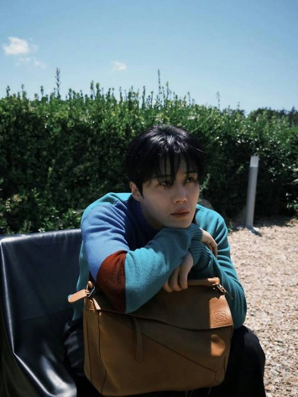 Kim Seon-ho ahead of romance with Go Youn-jungman' 'sitting' 'bag' 'sweater' 'outdoors.