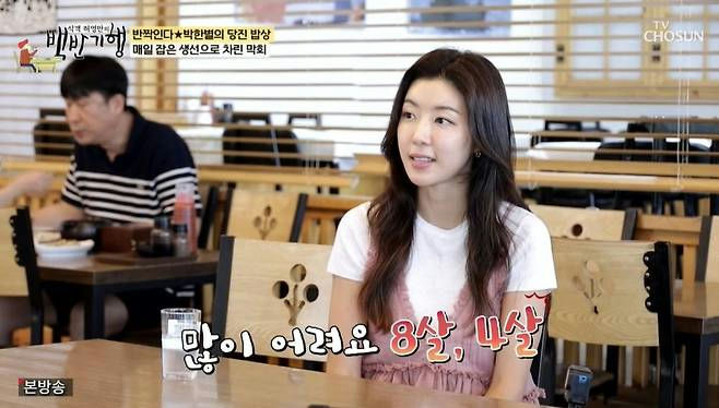 Park Han Byul Burning Sun hiatuspeople' 'restaurant' 'woman' 'man' 'table' 'chair.