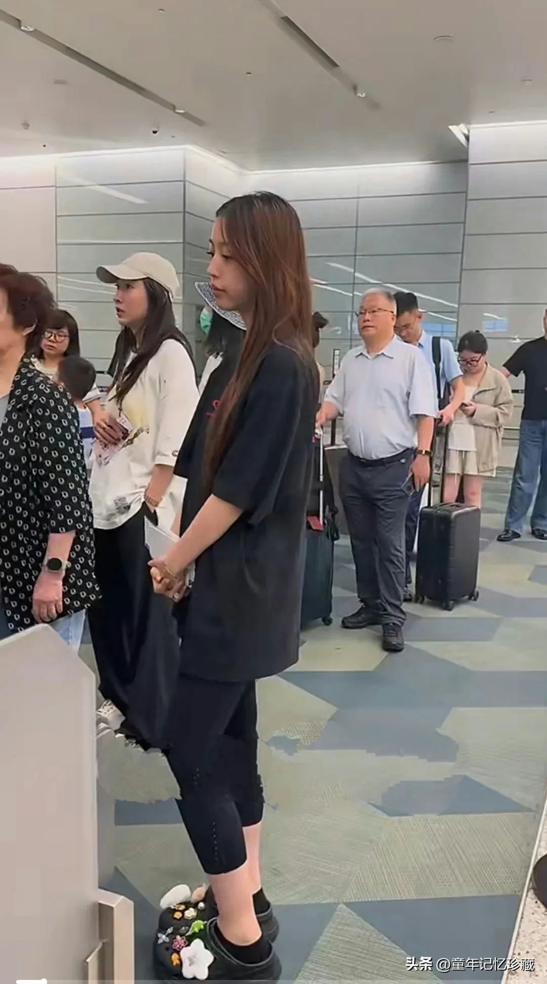 Zhao Wei daughter airport appearance people' 'airport' 'line' 'luggage' 'waiting.