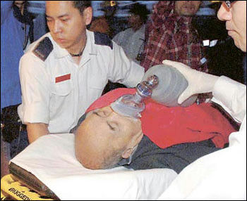people' 'medical' 'emergency' 'oxygen' 'mask' 'paramedic' 'rescue.