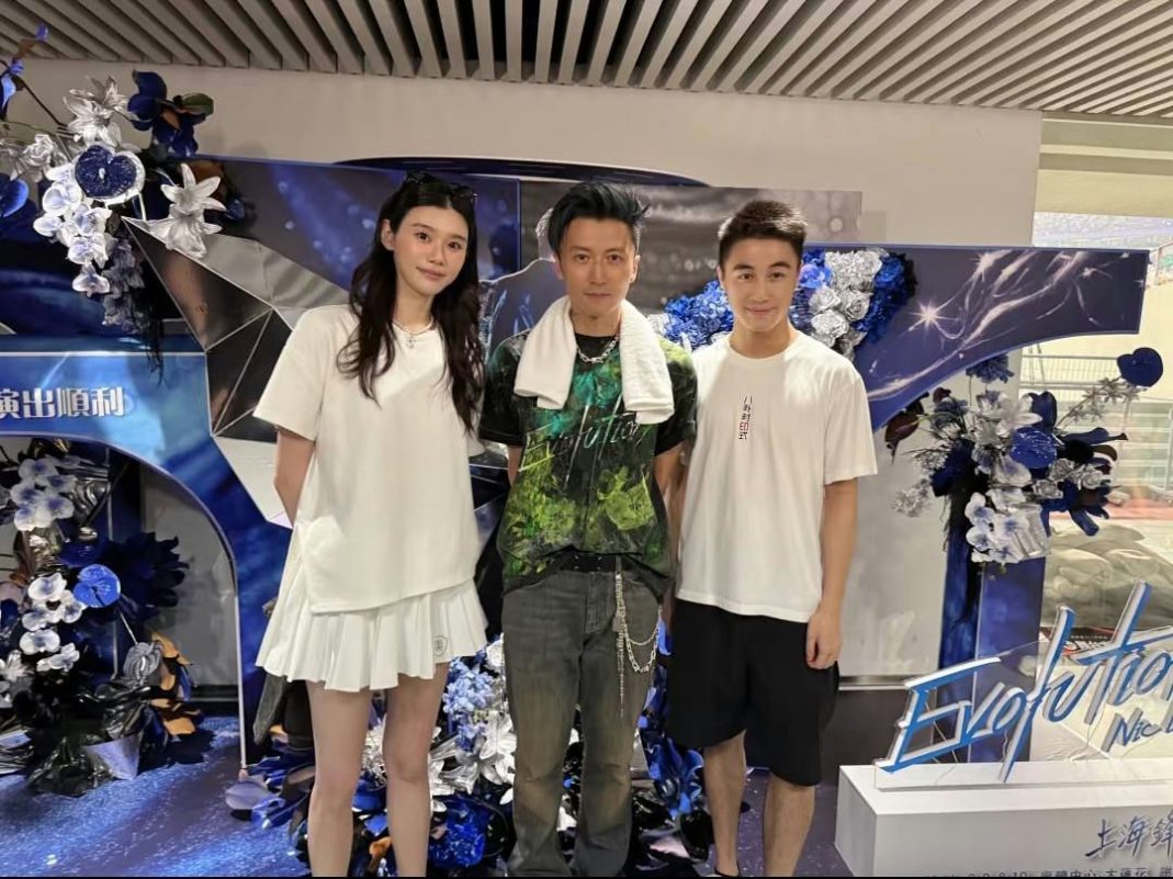 Ming Xi marriage rumorspeople' '' '' 'flowers' 'casual' 'white' 'shirt' 'blue.