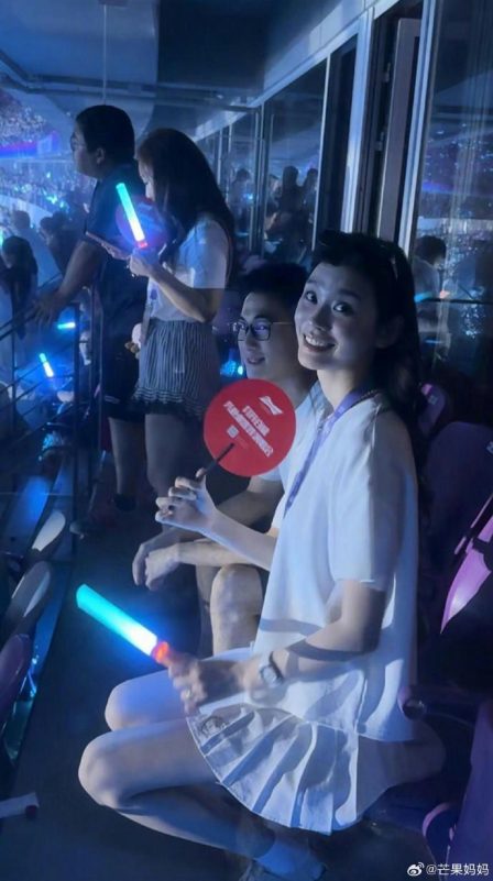 Ming Xi marriage rumorspeople' 'stadium' 'lights' 'seats' 'concert.