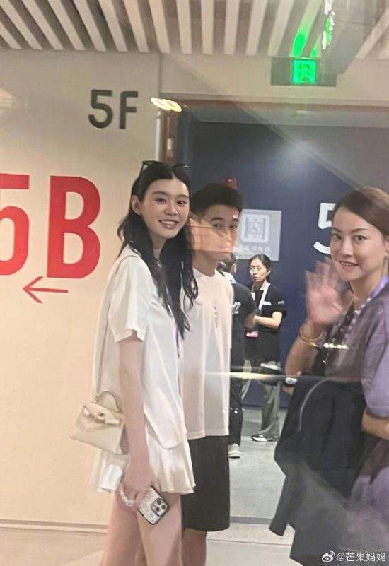 Ming Xi marriage rumorspeople' 'smiling' 'indoor' 'waving' 'building.