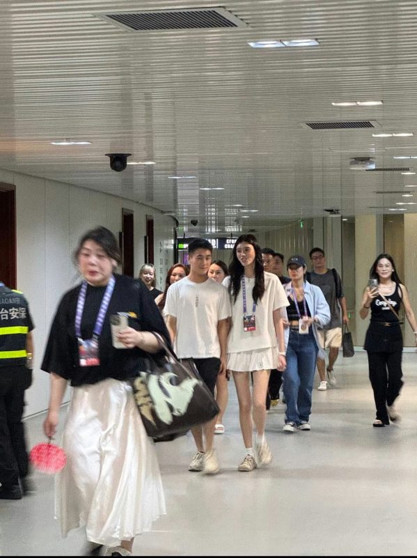 Ming Xi marriage rumorspeople' 'hallway' 'crowd' 'badges' 'security.