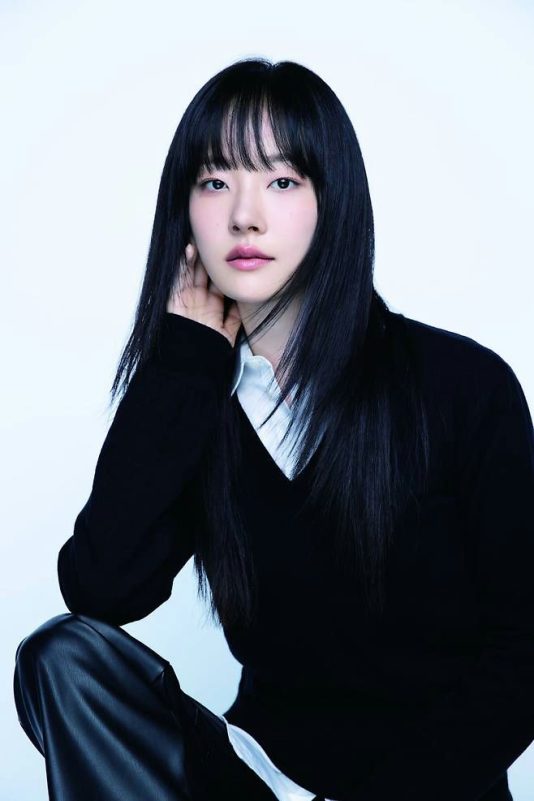 Chae Won-bin versatilitypeople' 'woman' 'portrait' 'hair' 'sweater.