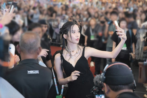 Moon Ga-young Malaysia fan eventpeople' 'selfie' 'blackdress' 'crowd' 'jewelry.