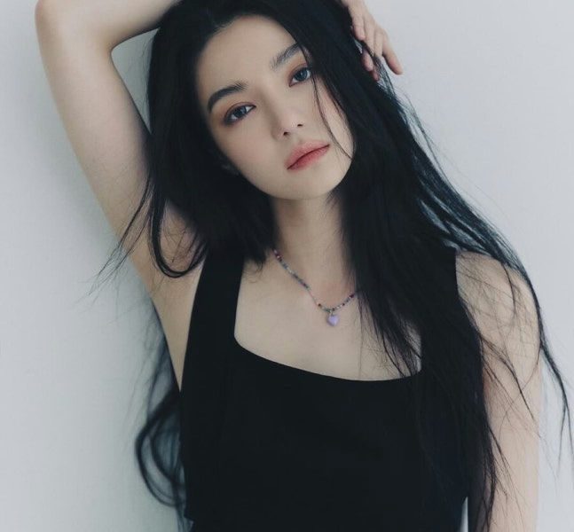 Joo Se-bin Doctor Shinpeople' 'portrait' 'blackhair' 'necklace' 'tanktop' '.