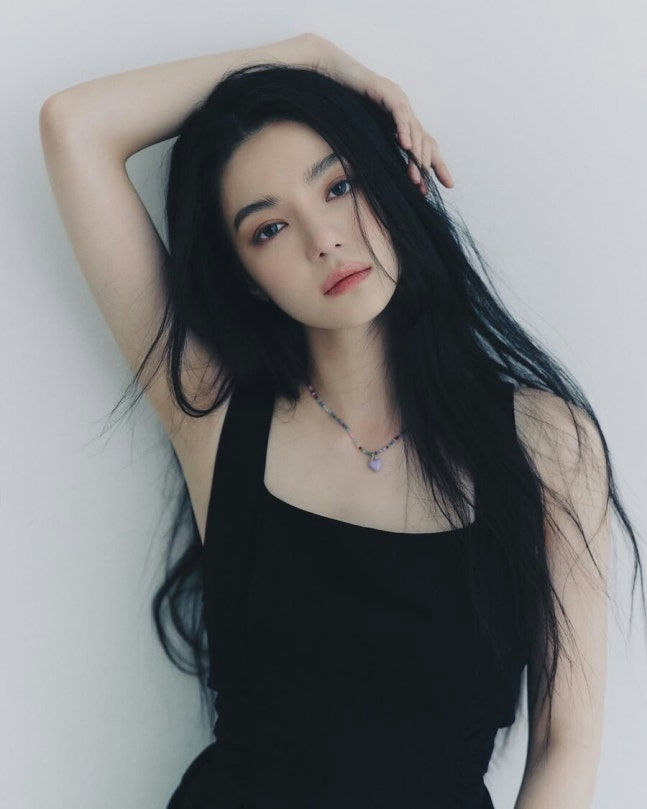 Joo Se-bin Doctor Shinpeople' 'portrait' 'blackhair' 'necklace' 'tanktop' '.