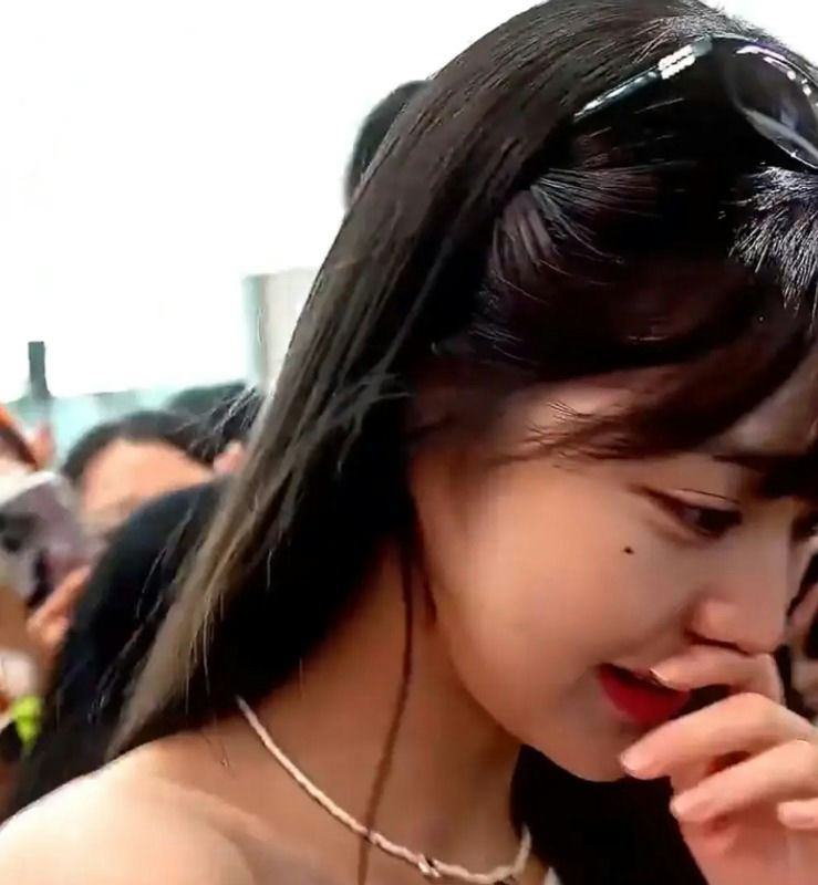 aespa Karina airport incidentpeople' 'woman' 'hair' 'necklace' 'sunglasses.