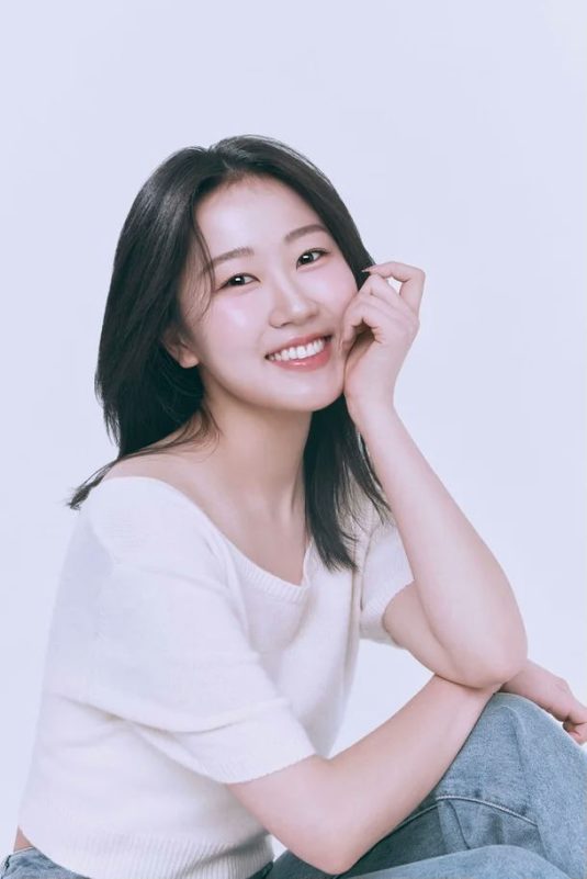 Kim Hwan Hee new profile photos woman' 'smiling' 'casual' 'portrait' 'hand.