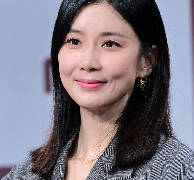 Lee Bo-young aging health eyesight digestionperson' 'woman' 'portrait' 'earrings' 'blazer.